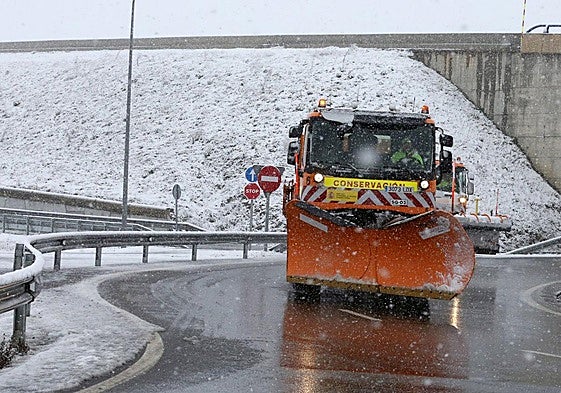 Una máquina quitanieves despeja una vía este domingo por la mañana.