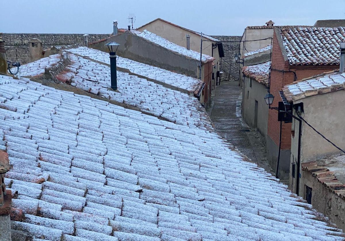 Imagen principal - La nieve, en la mañana de este domingo, en Urueña, Mojados y Fompedraza.