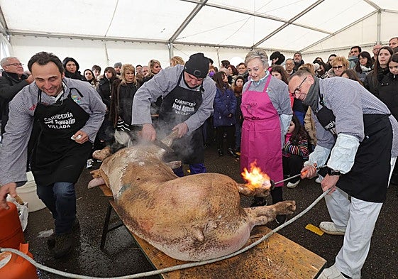 Chamuscado del cerdo durante la pasada edición de la Feria de la Matanza.