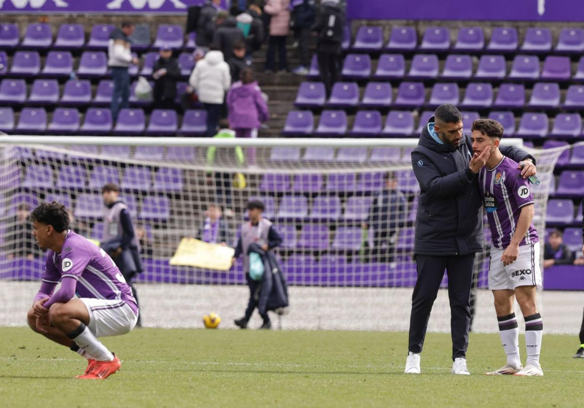 Raúl Moro es consolado por un jugador del Celta, con Aznou agachado muy cerca.