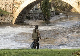 Un hombre observa el río Eresma a su paso por Segovia capital durante el anterior episodio de avenidas.