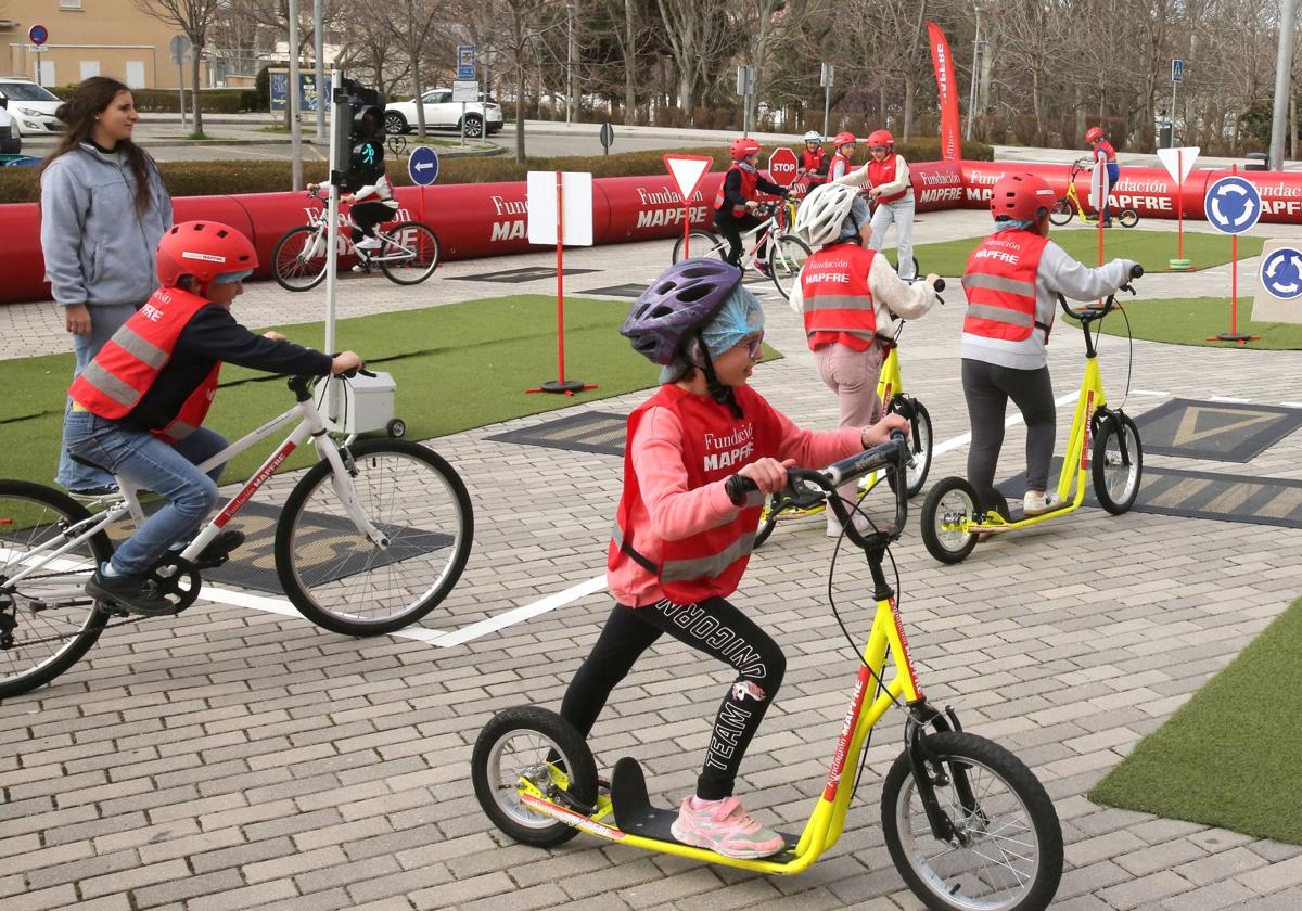 Un grupo de niños participa en una experiencia inmersiva de seguridad vial.