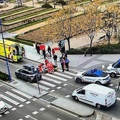 Intervención de personal sanitario y Policía Local, este lunes tras el accidente en Isabel la Católica.
