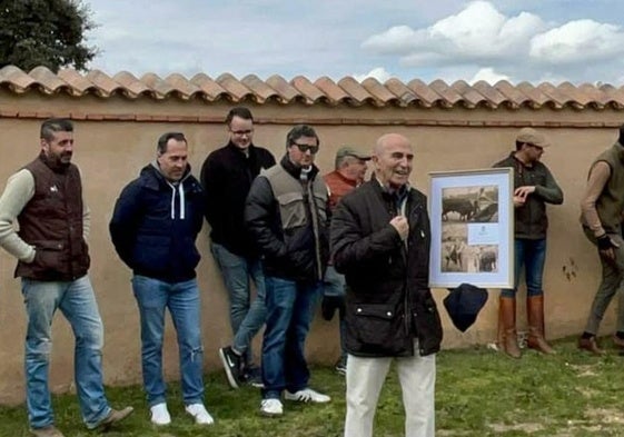 Santiago Castro 'Luguillano' recibe el homenaje de un grupo de aficionados.