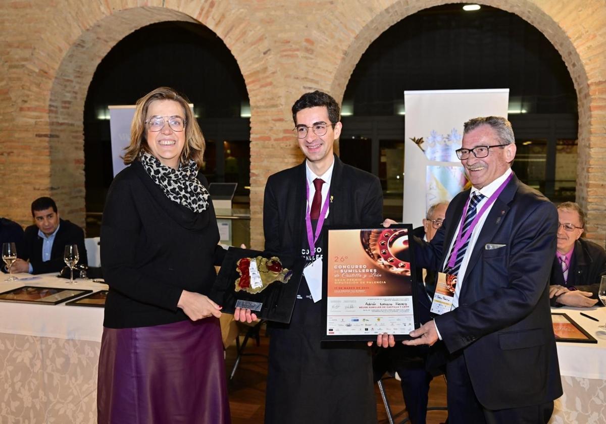 El vallisoletano Adrián Navarro, ganador del concurso de sumilleres de Castilla y León
