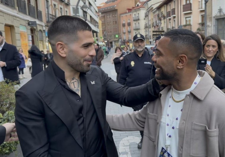 Topuria y Asprilla se saludan antes de la Gala del Deporte este lunes.