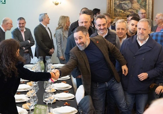 Santiago Abascal, seguido por los procuradores Carlos Pollán y David Hierro y el diputado Pablo Sáez, a su llegada a la comida con afiliados en Valladolid el pasado fin de semana.