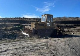 Bulldozer en el terreno donde se ubican los restos del campamento romano del Castro de la Loma.
