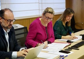 La consejera de Familia, Isabel Blanco (centro), el lunes durante la Conferencia Sectorial de Migración.