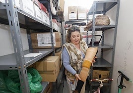 Pierna ortopédica en el depósito de objetos perdidos.