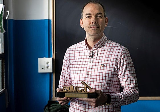 Juan Carlos González en una de las aulas del CIFP Río Duero