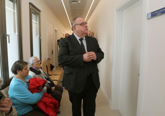 El consejero de Sanidad, durante la visita esta mañana al centro de salud de Frómista, en Palencia.