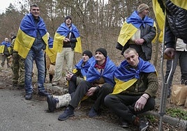 Prisioneros de guerra ucranianos tras su liberación.