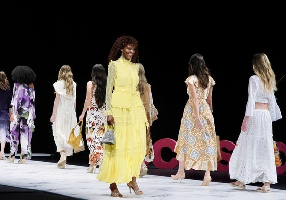 La Gala Fecosva convirtió el escenario del Teatro Calderón en una pasarela de moda.