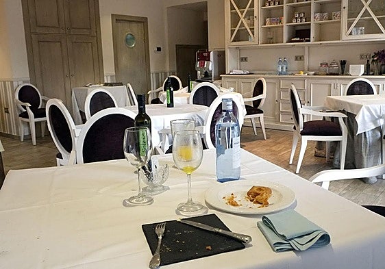 Los restos del desayuno servido a la última pareja que durmió en el hotel Marqués de la Ensenada después su precipitado cierre el 2 de enero de 2017.