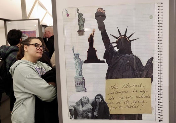 El público, ante las reproducciones de los collages de Martín Gaite, en Madrid.