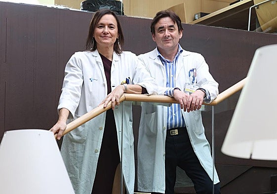 Los doctores Pilar Pinto y David Pacheco, coordinadora de cirugía robótica y jefe del Servicio de Cirugía General del Hospital Universitario Río Hortega.