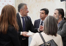 Carlos Pollán (Vox) conversa con periodistas en las Cortes este miércoles en presencia de Juan Zapatero, de la Fundación Castilla y León.