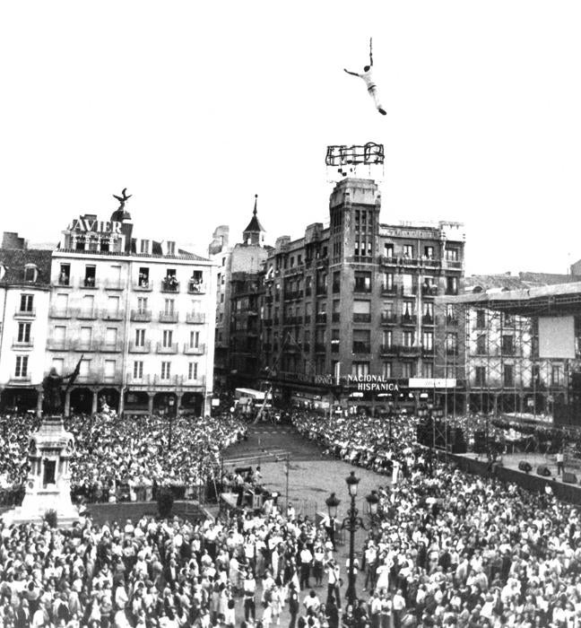 Uno de los integrantes de Los Bordini desciende hasta el camión de la compañía, estacionado en la calle Santiago.