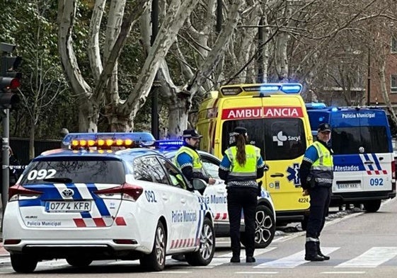Ambulancia y Policía Local, este jueves en el lugar del accidente.