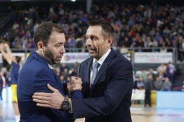 Pedro Rivero y Natxo Lezkano, entonces entrenadores del Palencia y el Andorra, respectivamente, se saludan antes de la Copa Princesa el 12 de febrero de 2023.