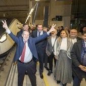 El alcalde de Vigo, a su llegada en un tren Avril de alta velocidad junto al ministro Óscar Puente el pasado año.