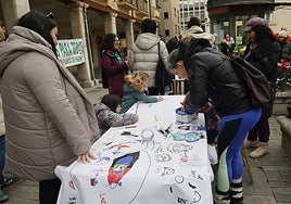 Las familias participan en las actividades, este jueves en la Plaza Mayor de Palencia.