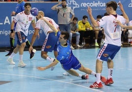 Pablo Herrero lanza de manera acrobática en el choque ante el Fraikin Granollers.