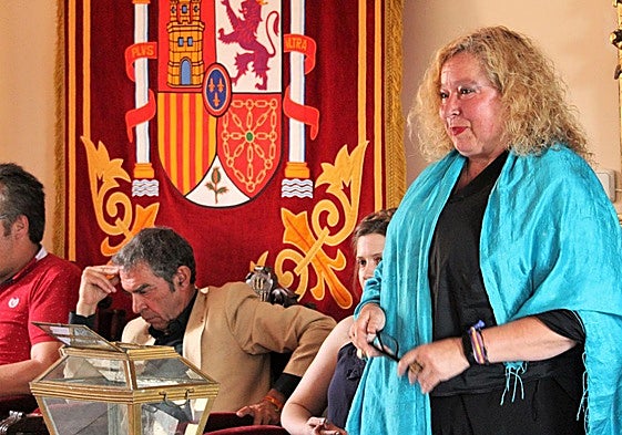 María Irene Michelena (derecha), en la toma de posesión como alcaldesa de Sepúlveda, con el concejal del PSOE, Ramón López, al fondo.