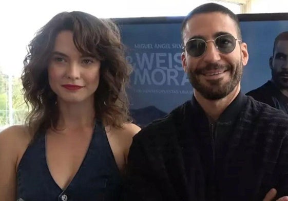 Miguel Ángel Silvestre junto a Katia Fellin.