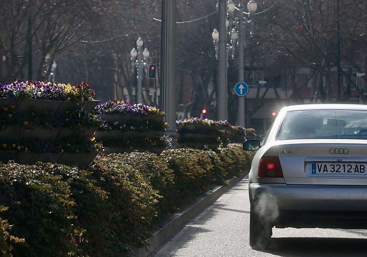 Imagen de archivo de un vehículo circulando por Valladolid.
