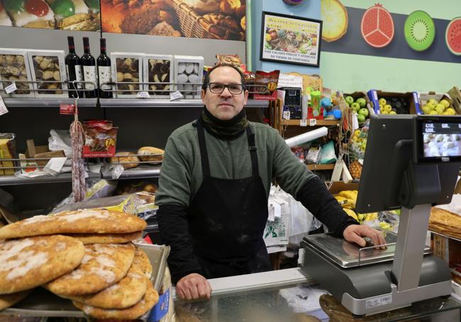Luis Ángel González en su panadería de Vadillos