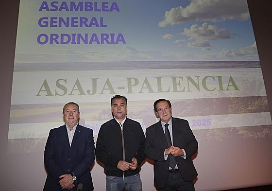 El presidente nacional de Asaja, Pedro Barato (derecha), este viernes durante su participación en una asamblea ordinaria de la organización en Palencia.