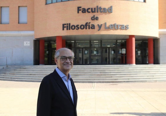 Germán Vegan delante de su Facultad.