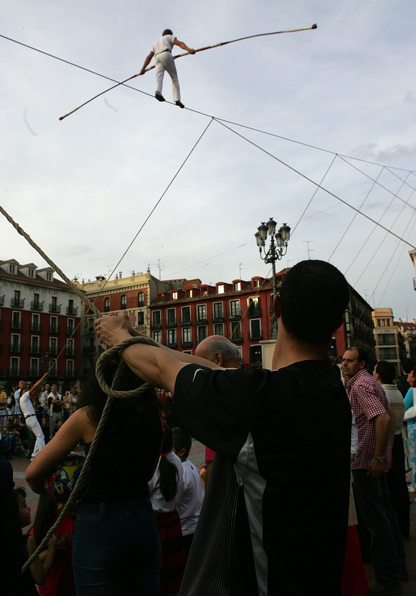 Un joven tira de la cuerda que ayuda a tensar el cable de acero en un pase de 2004.