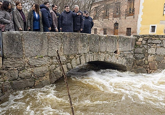 El presidente de la Junta de Castilla y León, Alfonso Fernández Mañueco, durante su visita a Ávila.