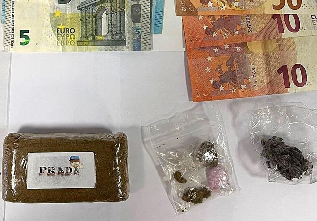 Las drogas, incluido el paquete de marihuana con el logo de 'PRADA', y el dinero intervenidos al sospechoso.