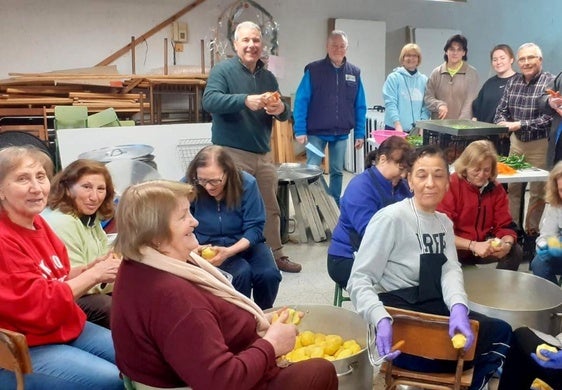 Los vecinos, en los preparativos de la comida popular.