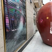 Estado en el que ha quedado el escaparate de la joyería.