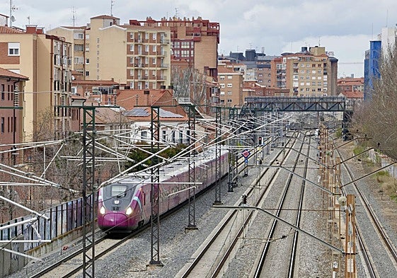 Un tren de pasajeros a su paso por Valladolid.