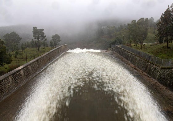 Desembalse de agua en la presa de El Burguillo, en días pasados.
