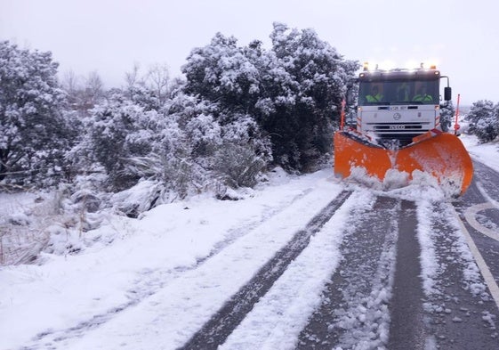 Una quitanieves, en una carretera de la provincia.