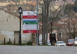 Cartel que anuncia las obras en el paseo de Santo Domingo.