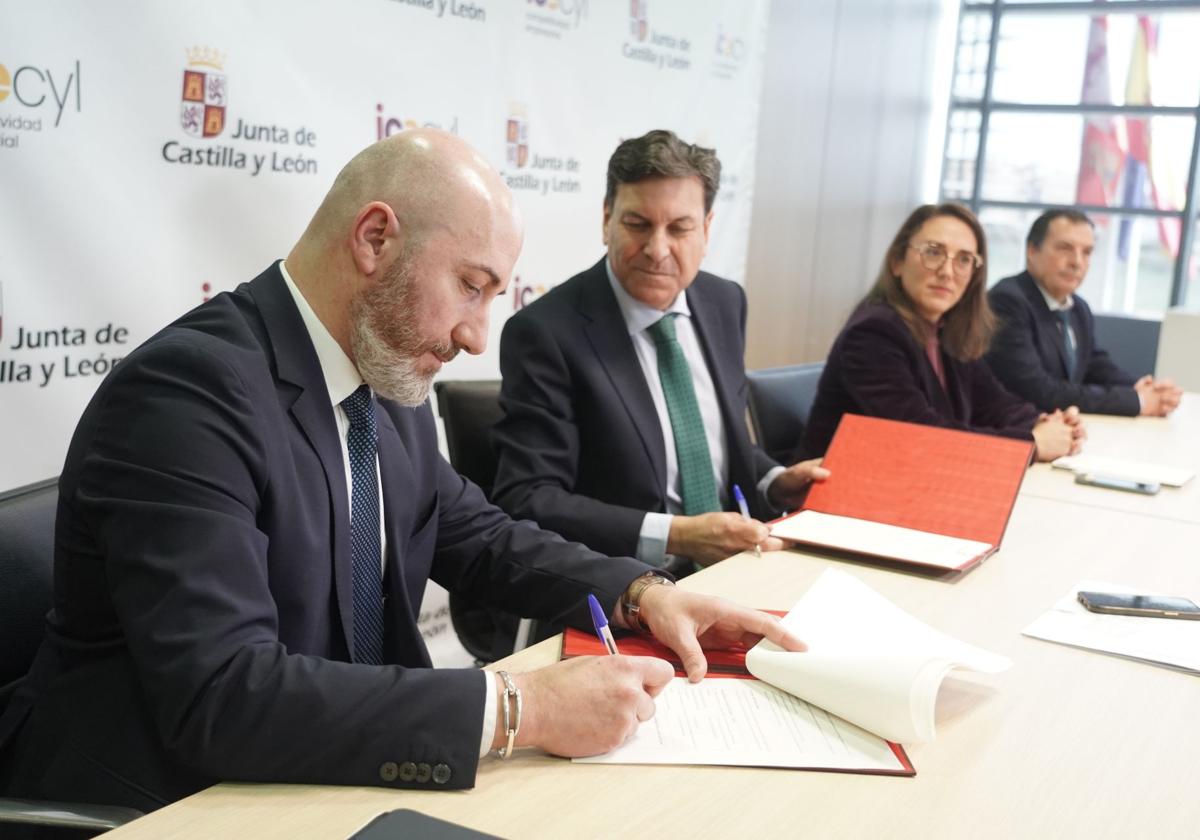 Carlos Fernández Carriedo, María González Corral y el presidente de la Asociación de la Indicación Geográfica Protegida (IGP) Queso Castellano, Víctor Martín Osona.