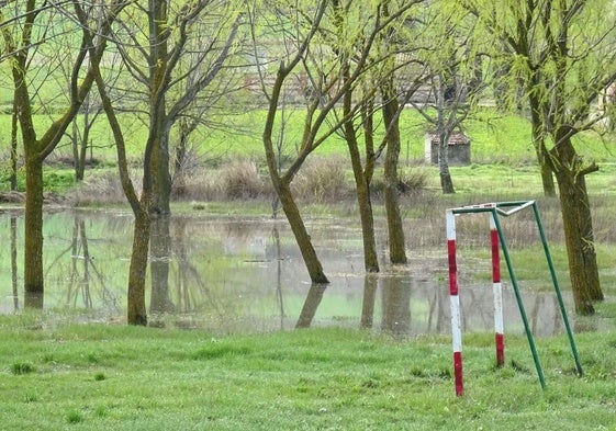 El río Esgueva desbordado hoy en Villanueva de los Infantes.