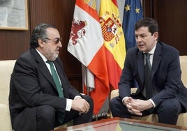 Alfonso Fernández Mañueco, con el presidente del Grupo Social ONCE, Miguel Carballeda Piñeiro.