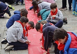 Los escolares pintan con tizas las palabras que resumen los valores de Escuelas Católicas, este miércoles en la Plaza Mayor de Palencia.