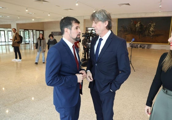 Luis Tudanca y Carlos Martínez hablan en el vestíbulo de las Cortes durante un receso del Pleno del miércoles.