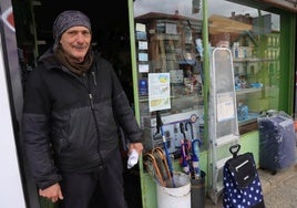 El vendedor Juan Carlos Alegre, a las puertas de su bazar.