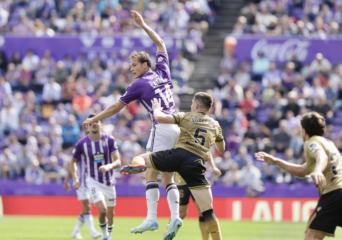 Latasa salta ante Zubeldia en el Real Valladolid-Real Sociedad de la primera vuelta en Zorrilla
